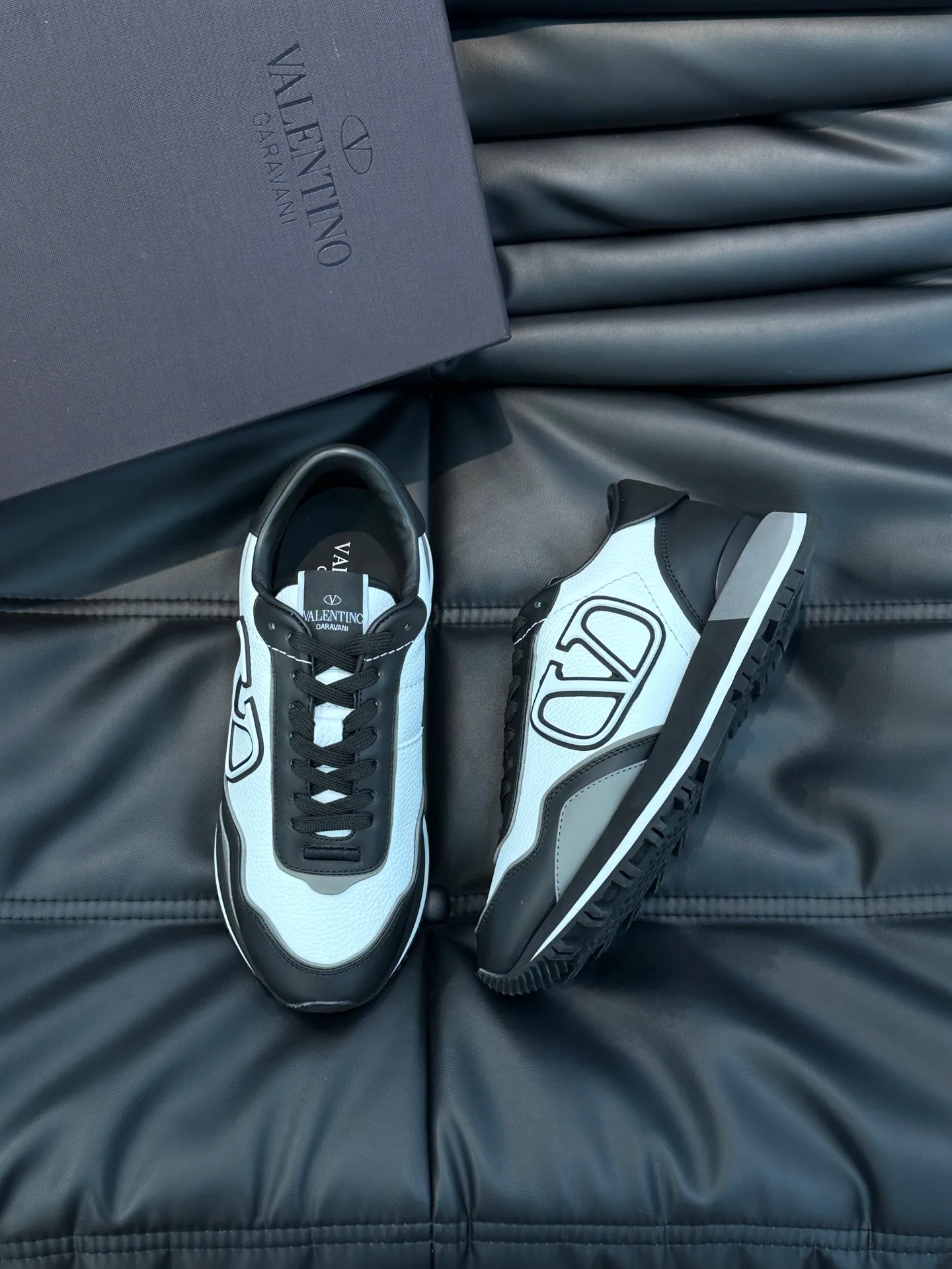 P540💰 Product trademark: VALENTINO "Valentino" Regular size: 38-44 [45 customized] Product material: Warren men's casual sports shoes, made of imported first-layer cowhide, with brand emblem on the tongue, rivet rubber outsole, non-slip, wear-resistant and shock-absorbing, cowhide lining foot pads, comfortable and breathable, with original box packaging equation bag!